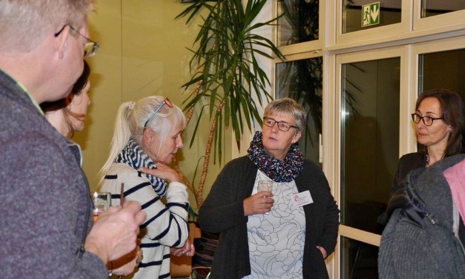 Die Teilnehmenden führten angeregte Gespräche. Foto: Caritas