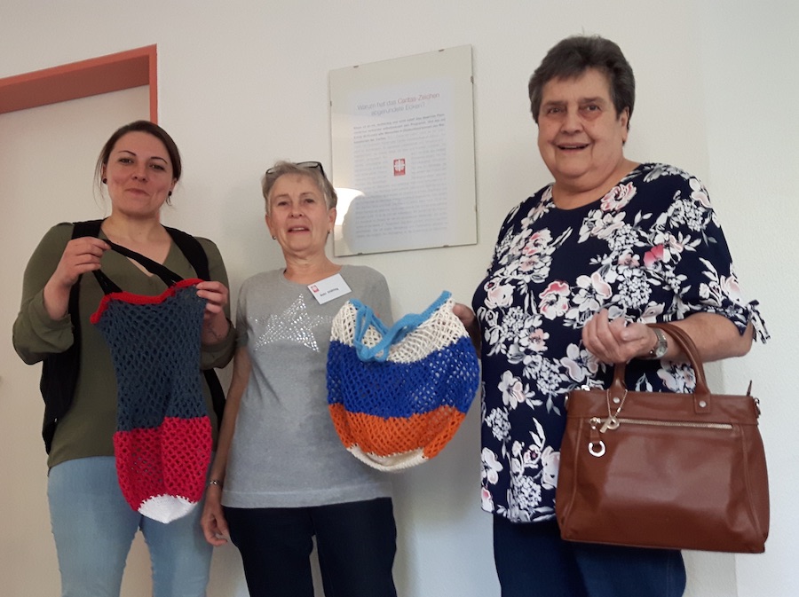 Corinna Jacobi und Gabi Stölting vom FAIRKAUF-Laden-Team freuen sich über die gehäkelten Taschen von Brigitte Rüdemann (v.l.n.r.). Foto: Caritas