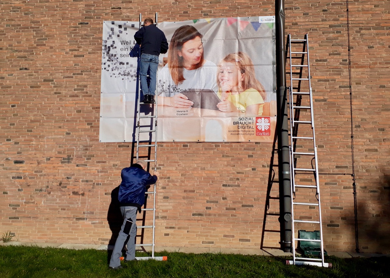 Blow-up an der St. Godehardkirche. Foto: Caritas