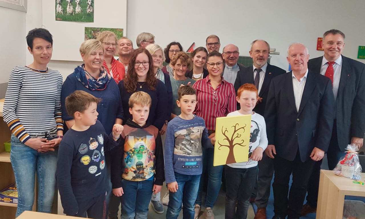 Viele fröhliche Gäste kamen zur Eröffnungsfeier in die Hortgruppe in der St. Elisabeth-Schule. Foto: Caritas