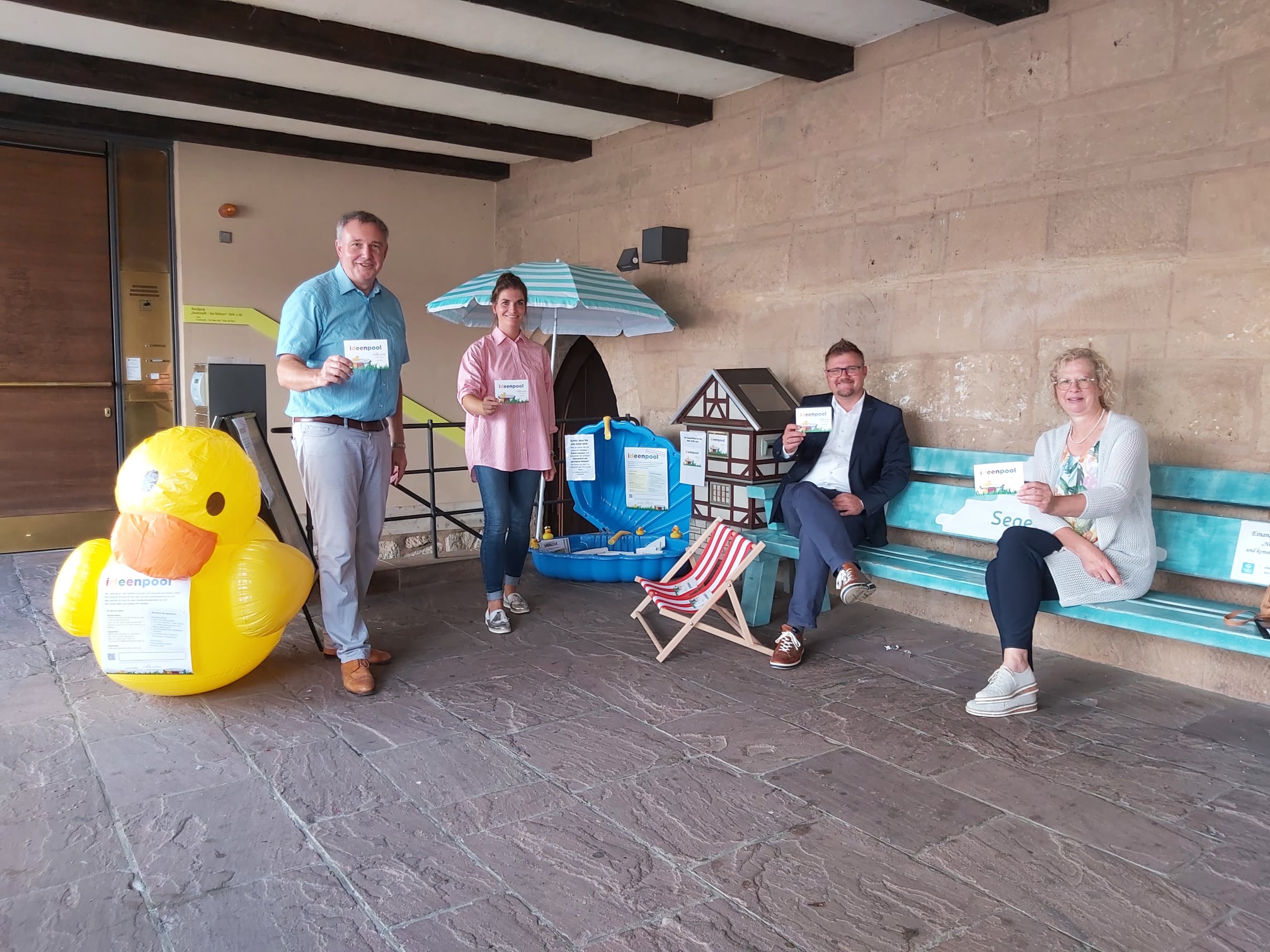 In Duderstadt wurde die Aktion gestartet mit (v.l.) Caritas-Vorstandssprecher Ralf Regenhardt, Isabel Lubojanski vom Duderstädter Familienzentrum der Caritas sowie Bürgermeister Thorsten Feike und Bettina Steinmetz, Fachbereichsleiterin Bildung der Stadtverwaltung. | Foto: Caritas