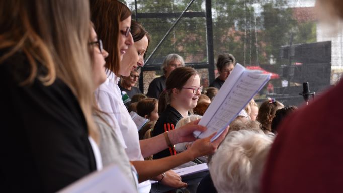 Nach dem erfolgreichen Auftritt beim Godehardtag im Juli (Foto) probt der MitMachChor nun für sein Nikolauskonzert. | Foto: Iris Blank / cps