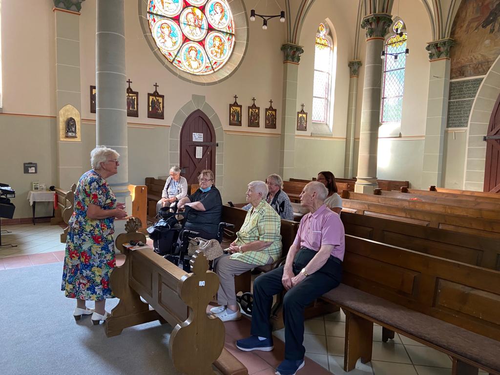 In der Wallfahrtskapelle Etzelsbach erhielt die Reisegruppe aus Duderstadt eine Führung. | Foto: Kristina Kistel / Caritas