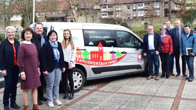 Freuen sich über das neue „Familienzentrum mobil Northeim“ (v.l.): Dörte Rojahn (Landkreis Northeim, Leiterin Fachbereich 32 Kinder und Familie), Mathilde Henke (Leitung Caritas-Centrum Northeim), Harald Rode (Landkreis Northeim, Dezernent für Jugend und Soziales), Astrid Klinkert-Kittel (Landkreis Northeim, Landrätin), Nadine Dirks (Mitarbeiterin Familienzentrum mobil), Jens Meyer (Bürgermeister Gemeinde Kalefeld), Heike Müller-Otte (Bürgermeisterin Stadt Moringen), Sven Wolter (Bürgermeister Stadt Dassel), Gerald Wucherpfennig (Bürgermeister Flecken Bodenfelde) Uwe Ahrens (Bürgermeister Gemeinde Katlenburg-Lindau) | Foto: Broermann / cps&nbsp;
