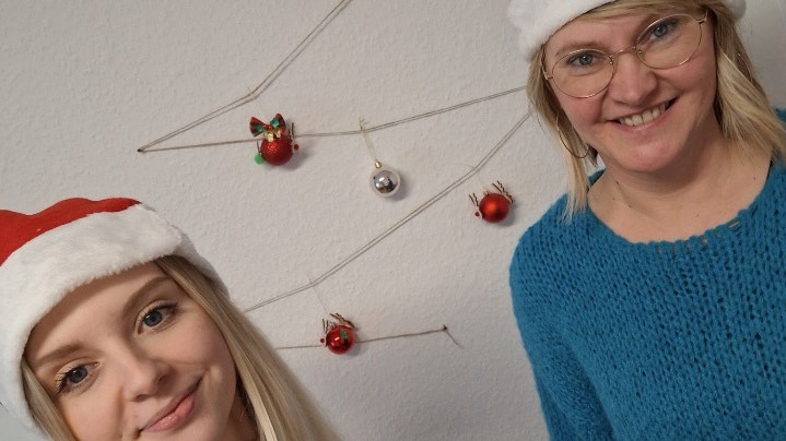 Die Caritas-Mitarbeiterinnen Nicole Begunov (l.) und Anna Holland laden in den Quartierstreff Rhumeviertel ein. | Foto: Caritas