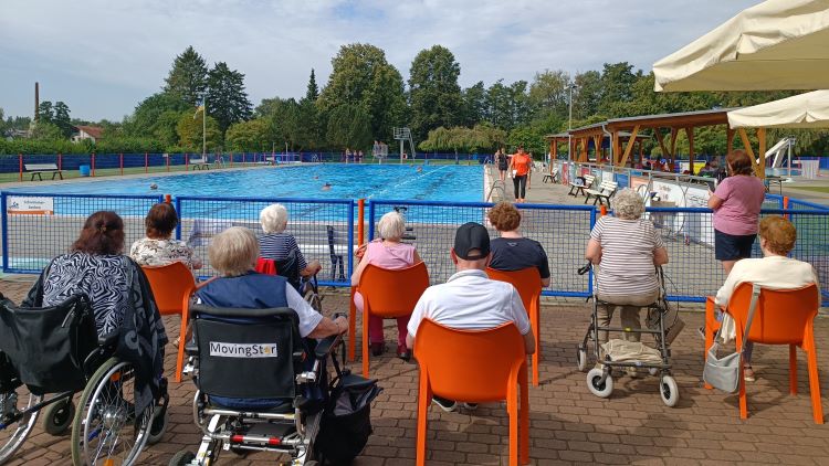 Ausflug der Tagespflege Duderstadt ins nahegelegene Duderstädter Freibad. | Foto: Caritas