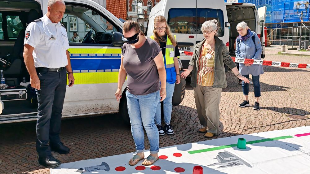 Polizei und Caritas hatten für den Rauischbrillenparcour zur Marktzeit gesorgt. | Foto: Claudia Nachtwey