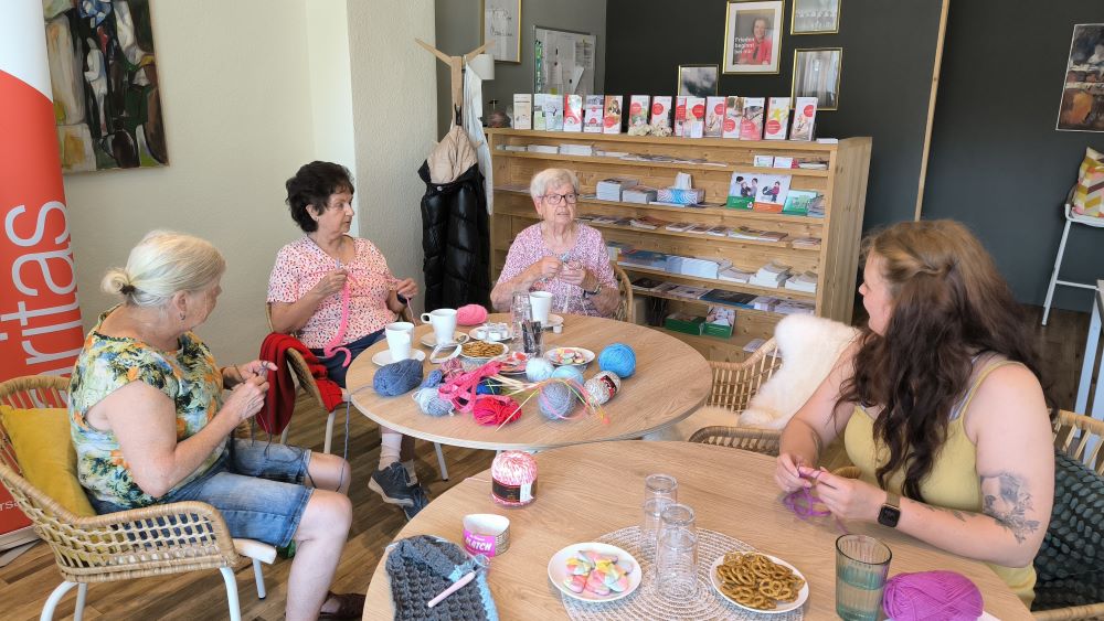 In der Caritas-Kontaktstelle wurde eine Häkel- und Strickgruppe gegründet, das nächste Treffen ist am Mittwoch, 17. Juli, von 10 bis 12 Uhr in der Marktstraße 11. | Foto: Michaela Krebs / Caritas