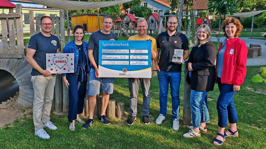 Markus Hildebrandt (Präsident Round Table Eichsfeld) Isabel Lubojanski, Moritz Heller (beide Inklusiver Campus), André Wedekind, Martin Könitzer (beide Round Table Eichsfeld), Lena Breuer und Brigitte Heipke (beide HVE) bei der Spendenübergabe (v.l.). | Foto: Claudia Nachtwey / cps