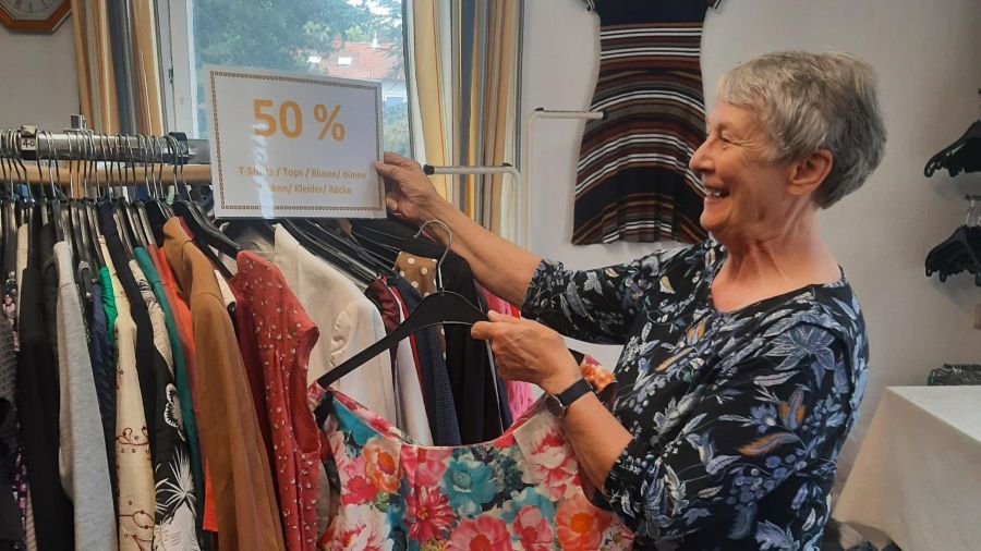 Barbara Otto bereitet den Sommerschlussverkauf im FAIRKAUF-Laden vor. | Foto: Corinna Jacobi / Caritas