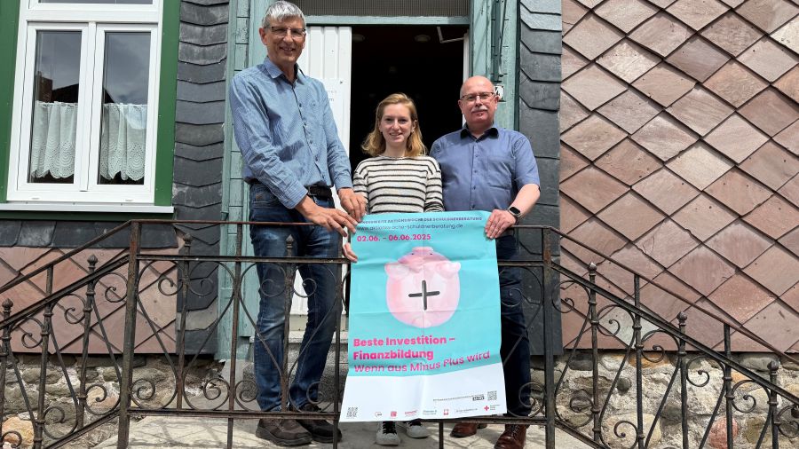 Arbeiten in der Schuldner- und Insolvenzberatung der Caritas Südniedersachsen (von links): Thomas Pohl, Tina Hallemann, Michael Seifert. | Foto: Caritas