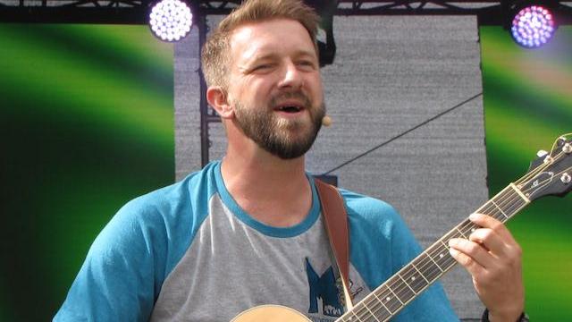 Kinderliedermacher Mathi aus Niederorschel: „der Mann mit der Gitarre und mit dem mit Abstand breitesten Grinsen“.