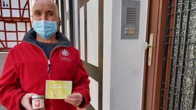 Postkarten und Kerzen verteilte Detlef Gabeler heute an die Nachbarn in der Scharrenstraße in Duderstadt. | Foto: Riemekaten-Remy