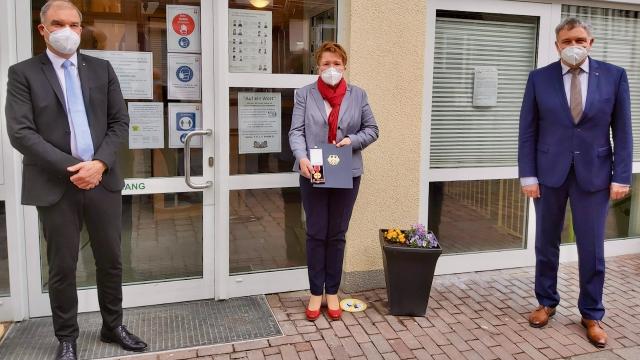 Die Lydia Ballhausen, umrahmt von den Caritas-Vorständen Holger Gatzenmeyer (l.) und Ralf Regenhardt. | Foto: Riemekasten-Remy / Caritas 