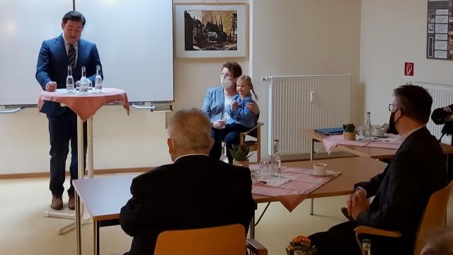 „Sie sind die Idealbesetzung“, sagte Kreisrat Marcel Riethig während der Feierstunde. | Foto: Riemekasten-Remy / Caritas