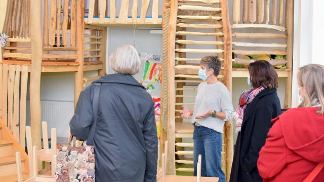 Dagmar Wüstefeld zeigt den Mitgliedern die Räume im Inklusiven Campus.