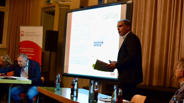 Caritas-Vorstand Holger Gatzenmeyer erläutert die Entwicklung der Finanzen im Caritasverband Südniedersachsen e.V.