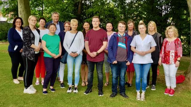 Gruppenbild mit Geschäftsbereichsleiterin Manuela Kunze (l.) und Vorstandssprecher Ralf Regenhardt (5.v.l.).