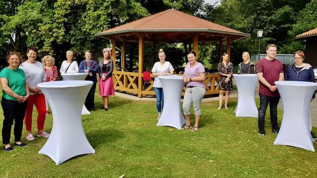 Im Garten des Caritas-Centrums Duderstadt wurden die frisch examinierten Pflegekräfte bei einer Feierstunde geehrt.