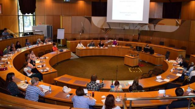 Rund 50 Fachleute aus Kliniken, Beratungsstellen, Rettungsdiensten und den sozialen Diensten in Stadt und Landkreis Göttingen tauschen sich über Vertrauliche Geburt aus. | Foto: Broermann / cps