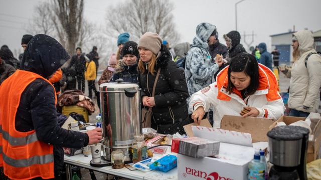 An der moldauisch-ukrainischen Grenze kommen täglich Hunderte bis Tausende von Menschen auf der Suche nach Sicherheit in die Republik Moldau (Moldawien) - so wie hier am Grenzübergang Palanca. | Foto: Marijn Fidder / Caritas international