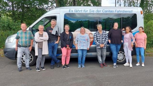 Freuen sich über das erfolgreiche Sicherheitstraining (von links): Sigfried Storch (Verkehrswacht), Miriam Hermann (Tagesstätte St. Raphael), Uwe Pohl (Fahrdienst), Katrin Schmidt (Tagespflege St. Vinzenz), Anette Klie-Senge (Tagespflege Duderstadt), Robert Osburg (Fahrdienst), Vera Rodenstock (Inklusiver Campus), Lucia Kirscht (Flüchtlingssozialarbeit), Corinna Jacobi (FAIRKAUF-Laden). | Foto: Regina Schmidt / Caritas