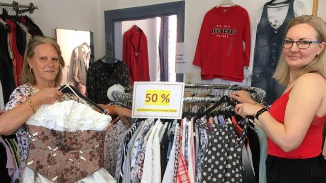 Maria-Luisa Strüber (l.) und Helena Efimov sortieren im FAIRKAUF-Laden die Ware für den Sommerschlussverkauf 2022. | Foto: Corinna Jacobi / Caritas