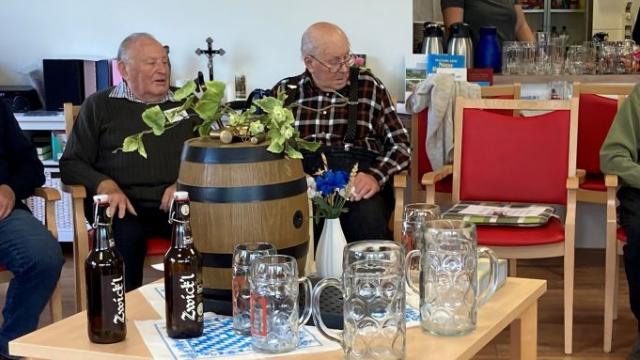 Alkoholfreies Bier und Radler wurden als Getränke serviert. | Foto: Melanie Petroschka / Caritas