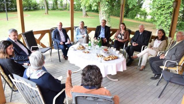 Weihbischof Dr. Nikolaus Schwerdtfeger (3. v. r.) informiert sich über die Arbeit der Flüchtlingssozialarbeit und der Migrationsberatung der Caritas Südniedersachsen. | Foto: Johannes Broermann / cps