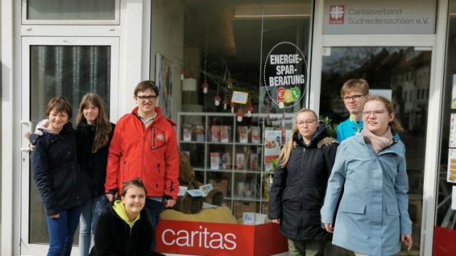 Ausflug zur Fensterdekoration: Schüler:innen aus der Tagesstätte St. Raphael besuchen die Kontaktstelle in der Marktstraße. | Foto: Michaela Krebs / Caritas