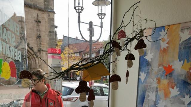 Zum Herbstanfang erhielt das Schaufenster eine neue Dekoration. | Foto: Michaela Krebs / Caritas