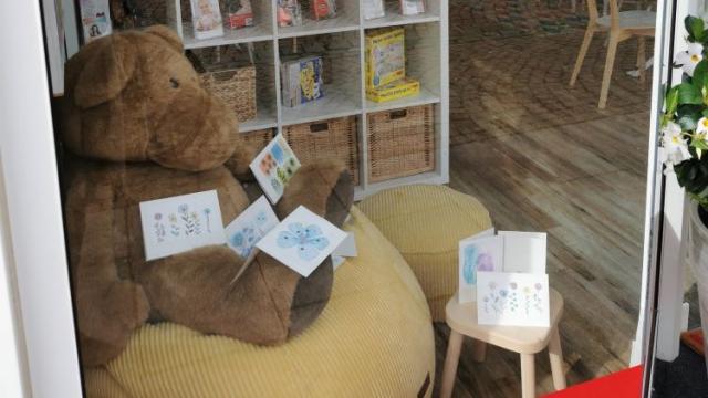 Zum Herbstanfang erhielt das Schaufenster eine neue Dekoration. | Foto: Michaela Krebs / Caritas