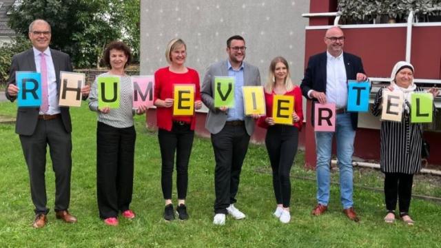 Auf dem Foto von links: Holger Gatzenmeyer (Vorstand Caritas Südniedersachsen), Mathilde Henke (Leitung Caritas-Centrum), Anna Holland (Projektmanagerin), Sebastian Penno (Landtagsabgeordneter), Nicole Begunov (Mitarbeiterin), Simon Hartmann (Bürgermeister), Nahla aus der Nachbarschaft