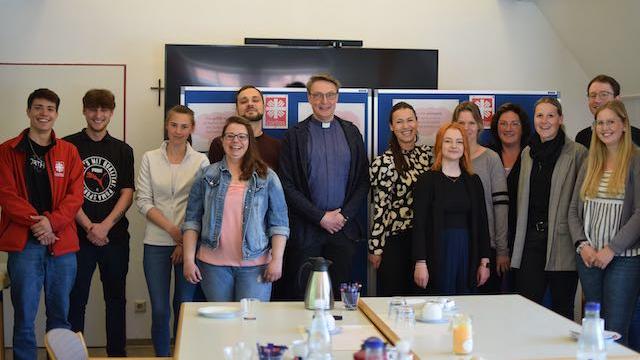 Propst Thomas Berkefeld (Mitte) freute sich mit Geschäftsbereichsleiterin Manuela Kunze (4. v. r.) über den Austausch mit den Caritas-Azubis und ihren Ausbildungsbeauftragten. | Foto: Broermann / cps