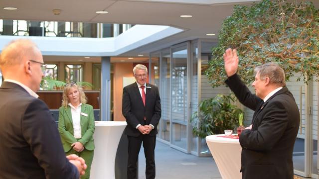 Pfarrer Matthias Kaminski segnete Menschen und Räume.