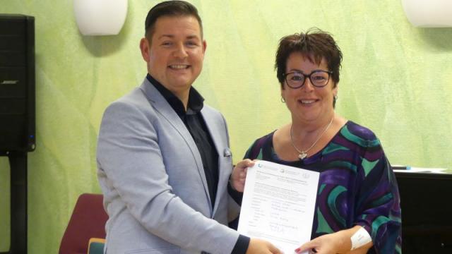 Landrat Marcel Riethig hält mit Christiane Koch die unterzeichnete Charta. | Foto: Torben Gebert