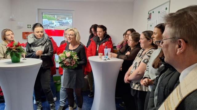 Teamleiterin Beate Kracht (Mitte) dankt den Mitarbeitenden mit Worten und ...