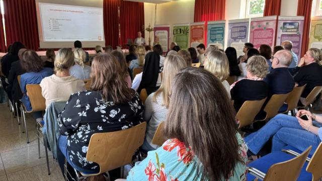Rund 70 Fachkräfte und Gäste kamen zur Fachtagung in den Pfarrsaal St. Cyriakus. | Foto: Isabel Lubojanski / Caritas