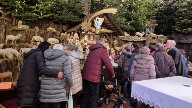 Die Tagespflege Duderstadt besichtigte die Krippe in der Pfarrkirche St. Laurentius in Gieboldehausen. | Foto: Caritas