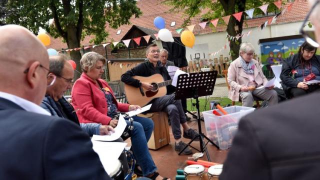 Thomas Holzborn leitete mit seiner Gitarre einen Singworkshop. | Foto: Blank