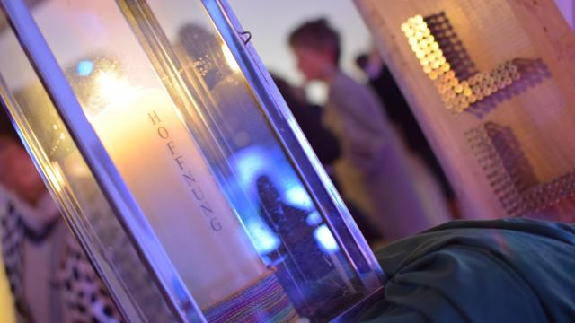 Am Saaleingang verbreitet eine Hoffnungskerze wohliges Licht.